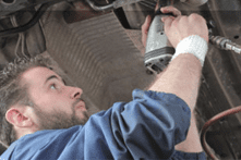 Talleres Gean mecánico arreglando auto
